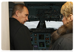 Vladimir Putin examining new Tu-214 airliner before leaving St Petersburg|26 november, 2009|13:31