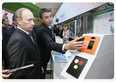 В.В.Путин осмотрел выставку финалистов конкурса инновационных проектов, организованную  в рамках Всероссийского молодежного инновационного конвента|11 декабря, 2009|16:09
