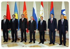 По завершении заседания XXV Межгосударственного Совета Евразийского экономического сообщества на уровне глав правительств состоялось их совместное фотографирование|11 декабря, 2009|19:25