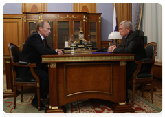 Prime Minister Vladimir Putin meets with Head of the Federal Space Agency Anatoly Perminov|15 december, 2009|18:24