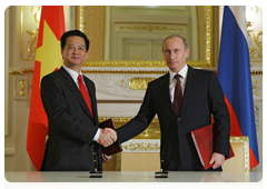A number of documents have been signed following the talks between Russian Prime Minister Vladimir Putin and his Vietnamese counterpart|15 december, 2009|18:24