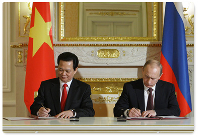 A number of documents have been signed following the talks between Russian Prime Minister Vladimir Putin and his Vietnamese counterpart
