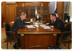 Prime Minister Vladimir Putin meeting with Alexander Braverman, the general director of the Federal Fund for Housing Construction Assistance|16 december, 2009|15:45