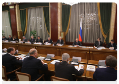 Prime Minister Vladimir Putin chaired a meeting of the steering committee charged with organising the celebrations of the 1,000th anniversary of the unification of the Mordovian and Russian peoples|16 december, 2009|18:24