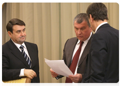 Deputy Prime Minister Igor Sechin and Transportation Minister Igor Levitin before a government meeting|17 december, 2009|15:15