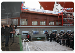 Председатель Правительства Российской Федерации В.В.Путин, находящийся с рабочей поездкой в Санкт-Петербурге, принял участие в церемонии спуска на воду танкера «Кирилл Лавров»|18 декабря, 2009|17:23