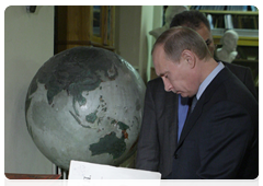 В.В.Путин в ходе рабочей поездки в Санкт-Петербург посетил штаб-квартиру Русского географического общества|18 декабря, 2009|20:54