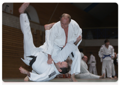 В.В.Путин провел тренировку по дзюдо в Школе высшего спортивного мастерства в Санкт-Петербурге|19 декабря, 2009|14:41