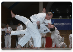 В.В.Путин провел тренировку по дзюдо в Школе высшего спортивного мастерства в Санкт-Петербурге|19 декабря, 2009|17:40