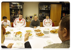 В.В.Путин в неформальной обстановке за чашкой чая пообщался с членами сборной России по дзюдо|19 декабря, 2009|17:44