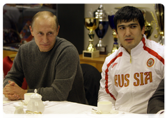 В.В.Путин в неформальной обстановке за чашкой чая пообщался с членами сборной России по дзюдо|19 декабря, 2009|17:51