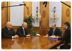 Prime Minister Vladimir Putin meeting with Chairman of the Supreme Council of the United Russia party Boris Gryzlov, Moscow Mayor Yury Luzhkov and the leader of the Movement for Fair Georgia party, Zurab Noghaideli|23 december, 2009|17:08