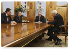 Prime Minister Vladimir Putin meeting with Alexander Bobryshev, president of the Tupolev Joint Stock Company (JSC)|23 december, 2009|17:08
