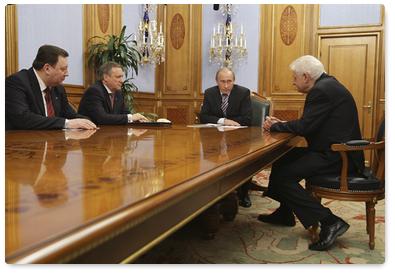 Prime Minister Vladimir Putin meets with Alexander Bobryshev, president of the Tupolev Joint Stock Company (JSC)