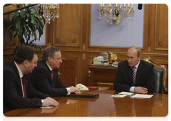Prime Minister Vladimir Putin meeting with Alexander Bobryshev, president of the Tupolev Joint Stock Company (JSC)|23 december, 2009|17:08