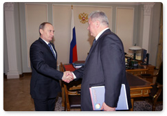 Prime Minister Vladimir Putin meets with Chairman of Independent Trade Unions of Russia Mikhail Shmakov