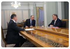 Prime Minister Vladimir Putin meeting with Minister of Natural Resources Yury Trutnev and Russian Railways President Vladimir Yakunin|24 december, 2009|18:12