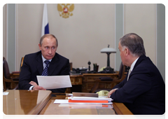 Prime Minister Vladimir Putin meeting with Minister of Natural Resources Yury Trutnev and Russian Railways President Vladimir Yakunin|24 december, 2009|18:13