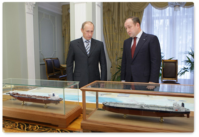 Prime Minister Vladimir Putin meets with Sovcomflot President and CEO Sergei Frank