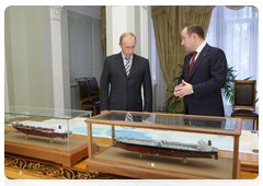 Prime Minister Vladimir Putin during a meeting with Sovcomflot President and CEO Sergei Frank|26 december, 2009|19:57