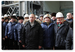 Prime Minsiter Vladimir Putin takes part in the ceremony of mounting a semi-submersible at the Zvezda shipyard in Bolshoi Kamen, Primorye Territory