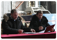 Rosneft President Sergei Bogdanchikov (right) and acting head of the United Shipbuilding Corporation Roman Trotsenko signing a groundbreaking act for a semi-submersible offshore oil rig at the Zvezda shipyard in Bolshoi Kamen, Primorye Territory|28 december, 2009|11:31