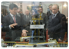 Vladimir Putin viewing a presentation of shipyard construction projects in Bolshoi Kamen and Fokino, Primorye Territory, together with the South Korean company Daewoo Shipbuilding & Marine Engineering Co ., Ltd and Singaporean Yantai Raffles Shipyard Ltd|28 december, 2009|12:19