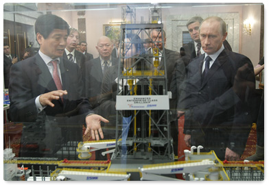 Vladimir Putin views a presentation of shipyard construction projects in Bolshoi Kamen and Fokino, Primorye Territory, together with South Korean company Daewoo Shipbuilding & Marine Engineering Co ., Ltd and Singaporean Yantai Raffles Shipyard Ltd