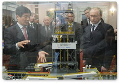 Vladimir Putin views a presentation of shipyard construction projects in Bolshoi Kamen and Fokino, Primorye Territory, together with South Korean company Daewoo Shipbuilding & Marine Engineering Co ., Ltd and Singaporean Yantai Raffles Shipyard Ltd