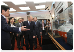 Vladimir Putin viewing a presentation of shipyard construction projects in Bolshoi Kamen and Fokino, Primorye Territory, together with the South Korean company Daewoo Shipbuilding & Marine Engineering Co ., Ltd and Singaporean Yantai Raffles Shipyard Ltd|28 december, 2009|12:19