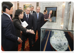 Vladimir Putin viewing a presentation of shipyard construction projects in Bolshoi Kamen and Fokino, Primorye Territory, together with the South Korean company Daewoo Shipbuilding & Marine Engineering Co ., Ltd and Singaporean Yantai Raffles Shipyard Ltd|28 december, 2009|12:19