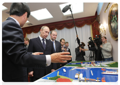 Vladimir Putin viewing a presentation of shipyard construction projects in Bolshoi Kamen and Fokino, Primorye Territory, together with the South Korean company Daewoo Shipbuilding & Marine Engineering Co ., Ltd and Singaporean Yantai Raffles Shipyard Ltd|28 december, 2009|12:19