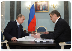 Prime Minister Vladimir Putin meeting with Sergei Darkin, Governor of  Primorye Territory|28 december, 2009|13:26