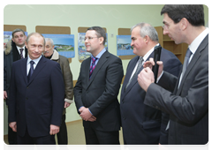 Prime Minister Vladimir Putin being briefed on the first phase results of introducing digital TV broadcasting in the Far East|28 december, 2009|14:36