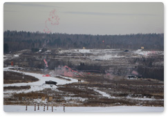 В.В.Путин, находящийся с рабочей поездкой в Уральском федеральном округе, посетил Нижнетагильский институт испытания металлов, где ознакомился с характеристиками современных образцов российской бронетехники