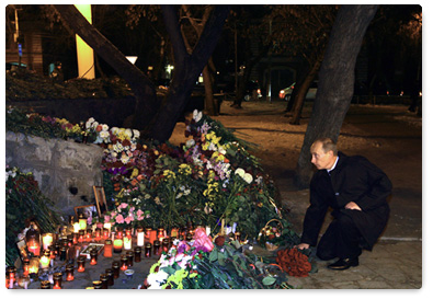 В.В.Путин, прибывший с рабочей поездкой в г. Пермь, возложил цветы возле ночного клуба, в котором в ночь на 5 декабря произошли трагические события