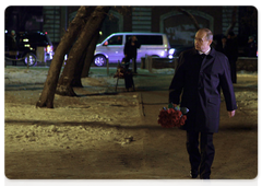 Председатель Правительства Российской Федерации В.В.Путин, прибывший с рабочей поездкой в г. Пермь, возложил цветы возле ночного клуба, в котором в ночь на 5 декабря произошли трагические события|8 декабря, 2009|15:21