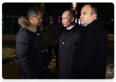 Председатель Правительства Российской Федерации В.В.Путин, прибывший с рабочей поездкой в г. Пермь, возложил цветы возле ночного клуба, в котором в ночь на 5 декабря произошли трагические события|8 декабря, 2009|15:22