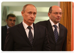 Губернатор Свердловской области А.С.Мишарин представил В.В.Путину стенд с предложениями по развитию экономики моногородов|8 декабря, 2009|19:44