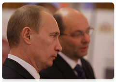 Губернатор Свердловской области А.С.Мишарин представил В.В.Путину стенд с предложениями по развитию экономики моногородов|8 декабря, 2009|19:45