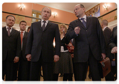 Губернатор Свердловской области А.С.Мишарин представил В.В.Путину стенд с предложениями по развитию экономики моногородов|8 декабря, 2009|19:48