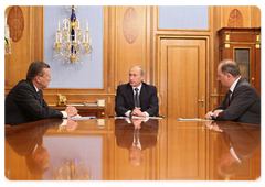 Vladimir Putin met with First Deputy Prime Minister Viktor Zubkov and Vladimir Dmitriyev, chairman of the Bank for Development and Foreign Economic Affairs state corporation (Vnesheconombank)|18 february, 2009|12:00