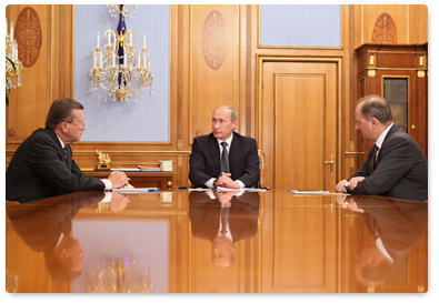 Vladimir Putin met with First Deputy Prime Minister Viktor Zubkov and Vladimir Dmitriyev, chairman of the Bank for Development and Foreign Economic Affairs state corporation (Vnesheconombank)