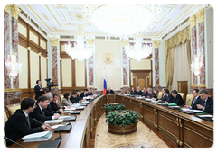 Vladimir Putin chairing a Cabinet meeting|26 february, 2009|13:00