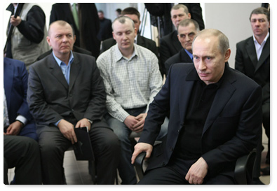 Prime Minister Vladimir Putin talked with miners during his visit to the Polosukhinskaya Mine in Novokuznetsk