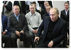 Prime Minister Vladimir Putin talked with miners during his visit to the Polosukhinskaya Mine in Novokuznetsk