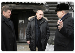 Mr Putin visited a rundown apartment block that was built in the 1940s|12 march, 2009|05:00