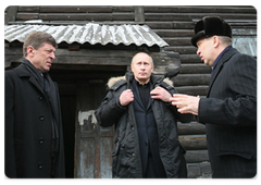 Mr Putin visited a rundown apartment block that was built in the 1940s|12 march, 2009|05:00