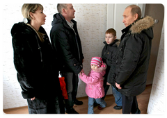 Mr Putin visited new housing complexes being received by Novokuznetsk residents under a programme to resettle tenants of high-risk apartments|12 march, 2009|09:00