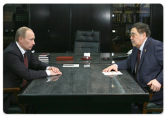 Председатель Правительства Российской Федерации провел рабочую встречу с губернатором Кемеровской области А.Г.Тулеевым|12 марта, 2009|09:00